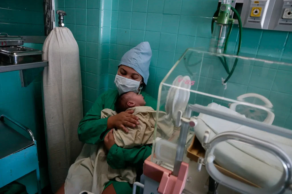 Pacientes en Cuba mueren a causa del bloqueo de EE. UU., dicen médicos
El rápido deterioro de las condiciones en hospitales y clínicas de toda Cuba está causando muertes evitables, según médicos cubanos.