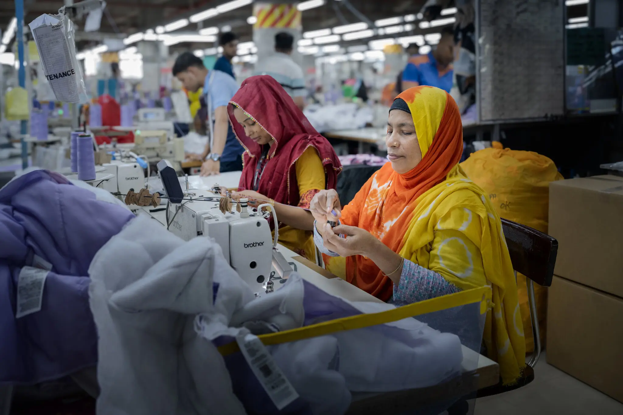 16Biz-Iran-Bangladesh-02-wlvm-superJumbo La guerra en el Golfo dificulta mantener las luces encendidas en Bangladés