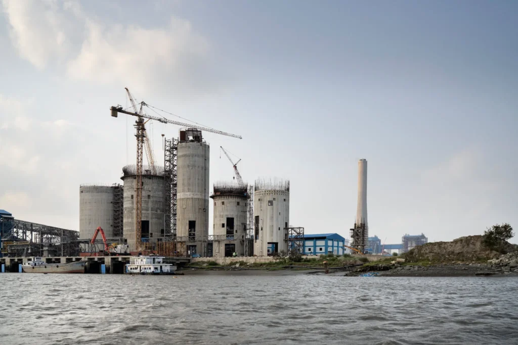 La guerra en el Golfo dificulta mantener las luces encendidas en Bangladés