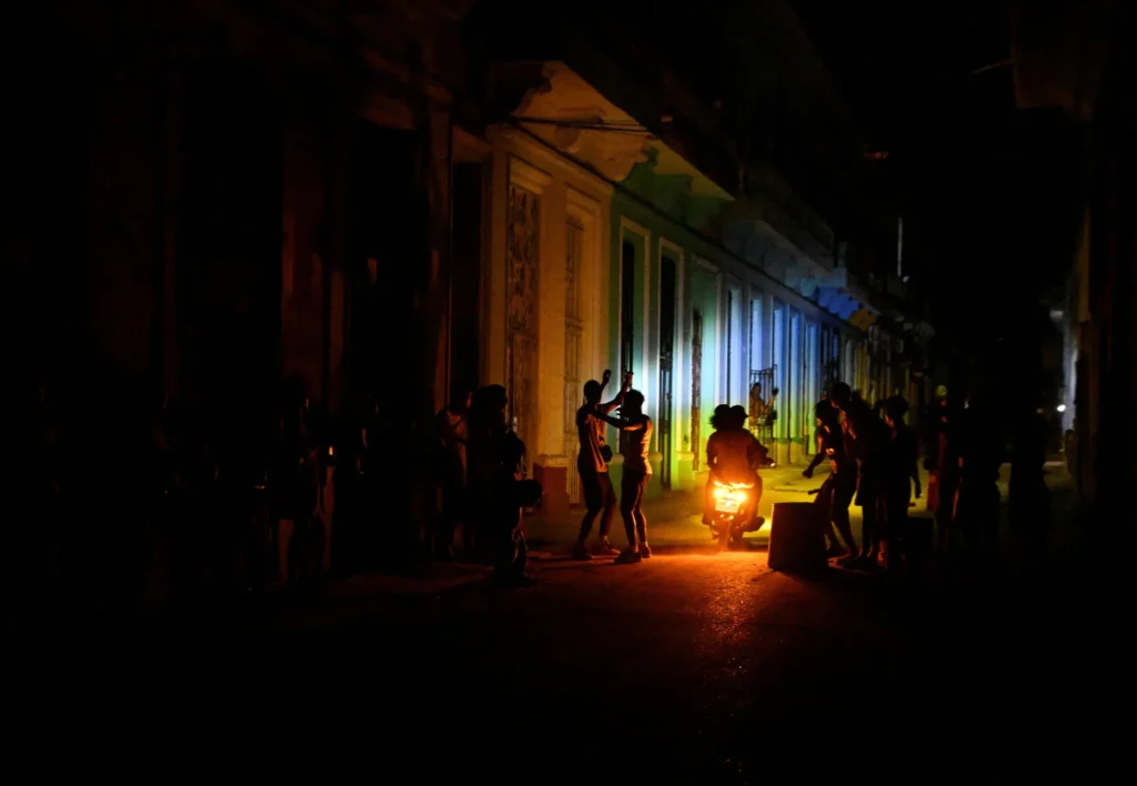 Personas reunidas en una calle durante un apagón el lunes en La Habana.