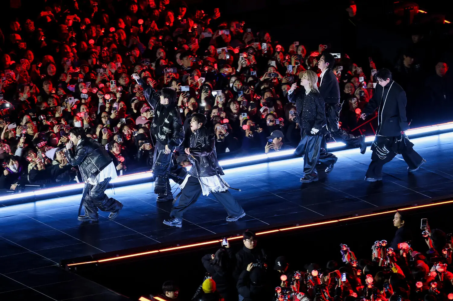 21bts-carousel-vkpq-threeByTwoMediumAt2X El regreso de BTS rinde homenaje a sus raíces