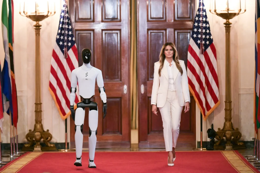 Melania y el robot
La primera dama, Melania Trump, cree que más niños deberían contar con “educadores humanoides”.