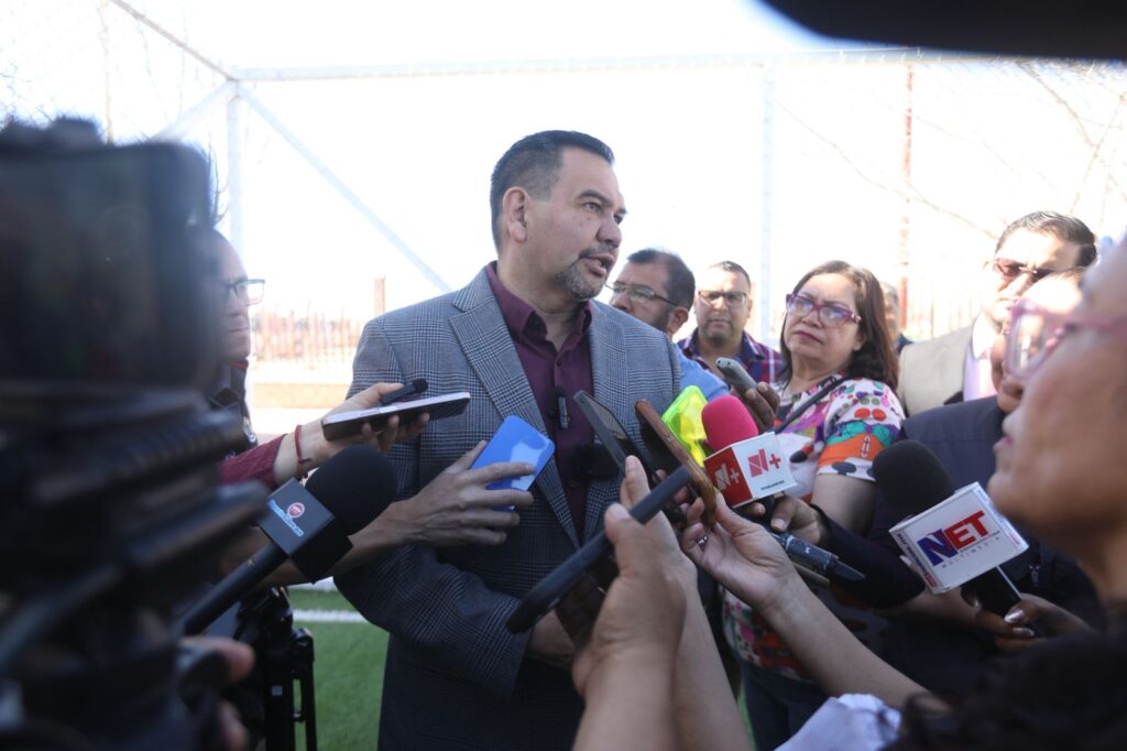 El alcalde, Cruz Pérez Cuéllar, mencionó que el Gobierno Municipal respetará plenamente la manifestación que se realizará el próximo 8 de marzo, en el marco del Día Internacional de la Mujer, reiterando que la administración local mantendrá una postura de respeto y no intervención.

Explicó que, como ha ocurrido durante toda su administración, el Municipio se mantendrá atento al desarrollo de la movilización, pero sin interferir en la manifestación de los colectivos y participantes.

Indicó que el Gobierno Municipal garantiza que las mujeres puedan expresarse con plena libertad durante la marcha.

Aquí hay libertad, el Gobierno Municipal no se mete con nadie, lo que hemos hecho cada 8 de marzo es respetar, estar pendientes e inclusive ponernos a la orden si se requiere algo por parte de ellas, aseguró.

Dijo que la administración municipal no realizará acciones para resguardar instalaciones municipales ni implementará medidas que puedan interpretarse como una forma de obstaculizar la protesta.

No estorbamos ni resguardamos instalaciones, no lo hemos hecho en ningún caso y no lo vamos a hacer ahora, dejamos que con plena libertad se manifiesten y digan lo que ellas consideren, puntualizó.

El Presidente Municipal reiteró que el objetivo del Gobierno Municipal es garantizar el respeto al derecho de libre manifestación y mantenerse disponible en caso de que las organizadoras requieran apoyo.