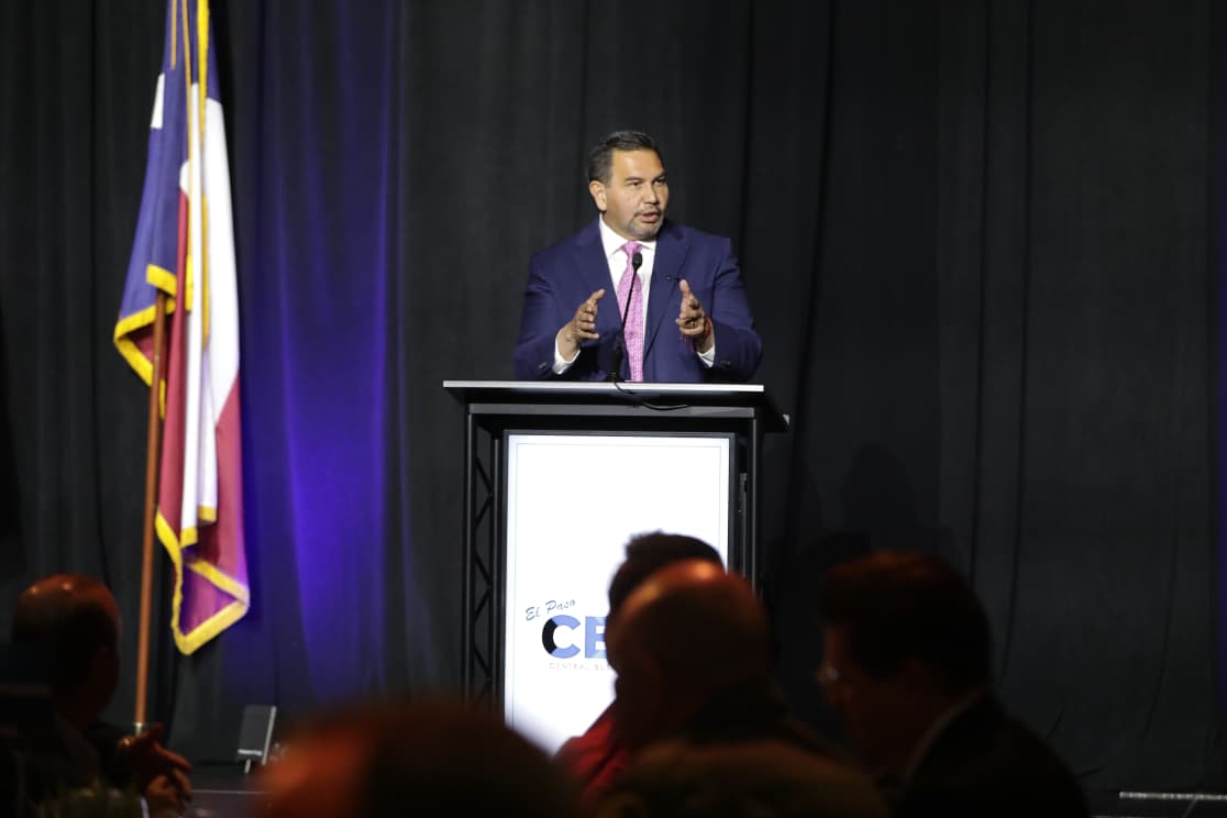 Participa alcalde de Ciudad Juárez en encuentro empresarial en El Paso