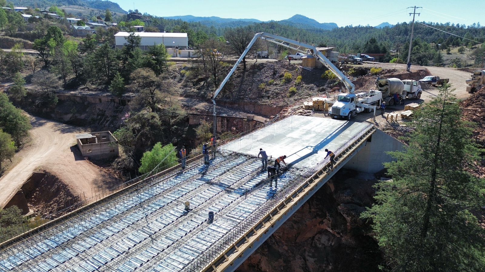 Trabaja SCOP en construcción de puente vehicular en Bahuichivo, Urique
