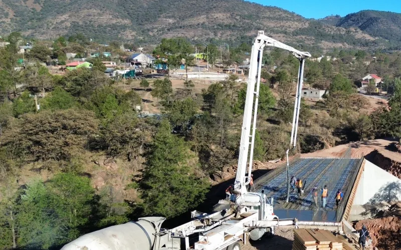 Trabaja SCOP en construcción de puente vehicular en Bahuichivo, Urique
