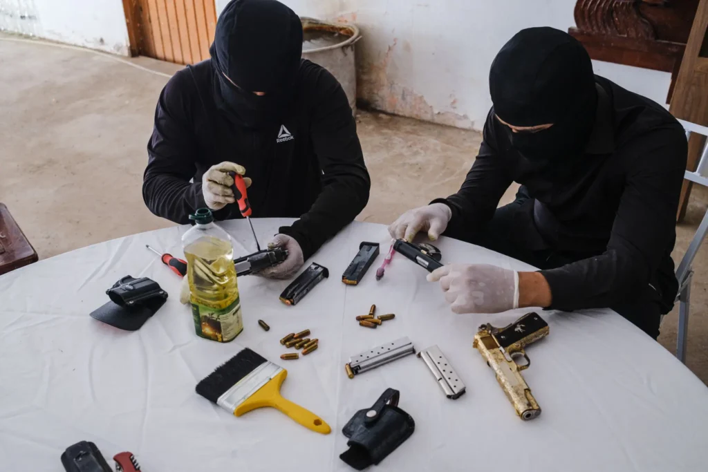 Dentro de la cadena de suministro que lleva armas de EE. UU. a los cárteles mexicanos
Una oleada de armas fluye de Estados Unidos a México. Procedentes de armerías, ferias, sitios web y aplicaciones, atraviesan la frontera y están presentes en los delitos más violentos del país.