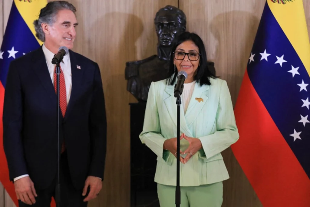Venezuela firma acuerdo con Shell para explotar gas y petróleo en el oriente del país