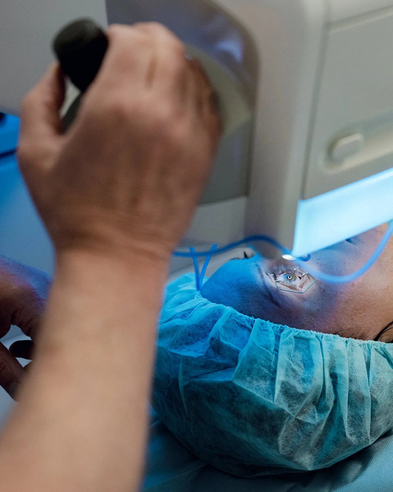 El controvertido médico que promete cambiar el color de tus ojos