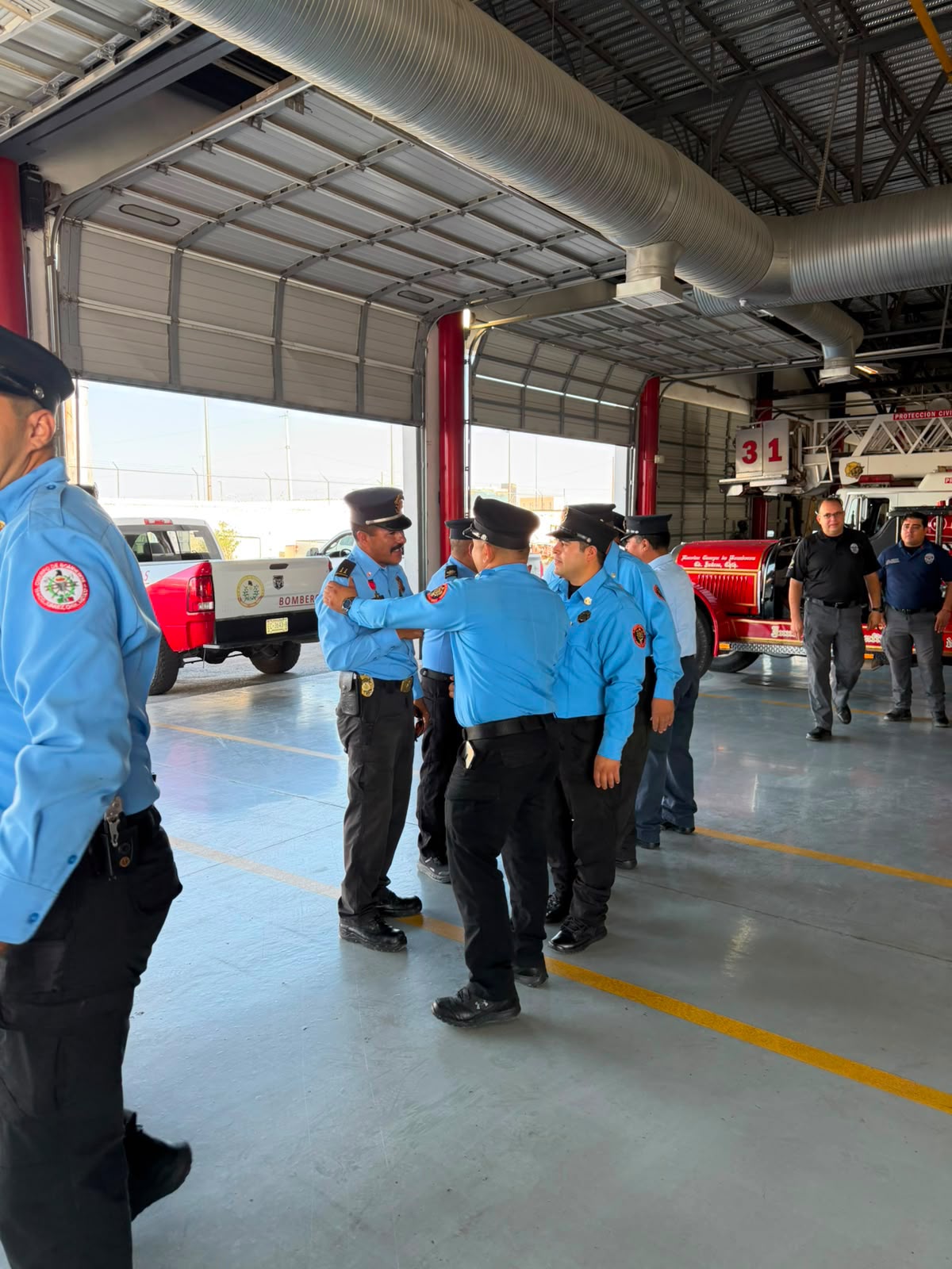 Bomberos de Ciudad Juárez despiden al Teniente Enoc García Solís tras 26 años de servicio