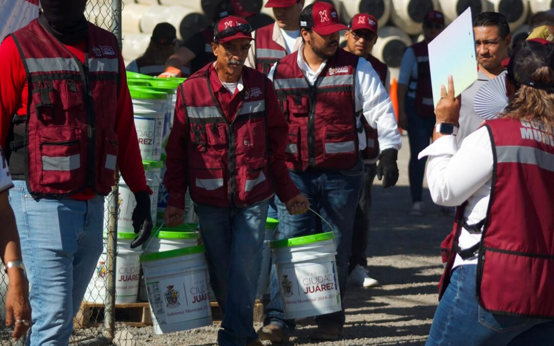 Entrega Desarrollo Social impermeabilizante a familias del suroriente