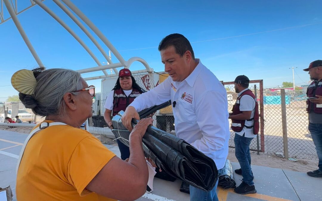 Entrega Desarrollo Social hule para proteger viviendas