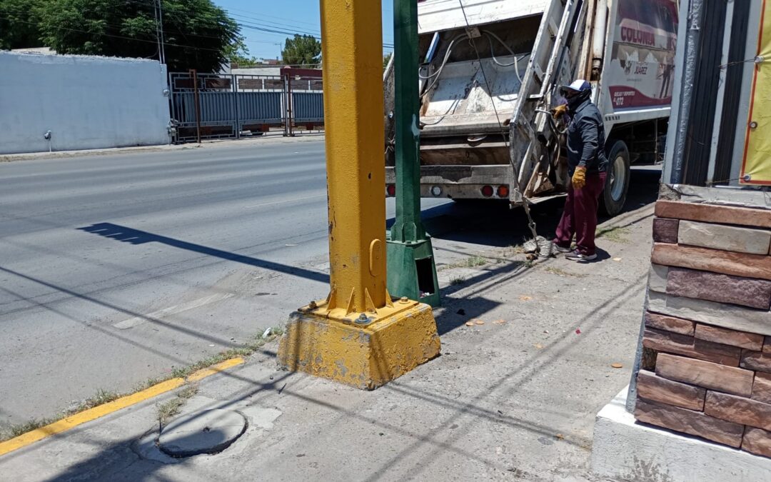 Atiende Limpia acumulación de basura en avenida Insurgentes