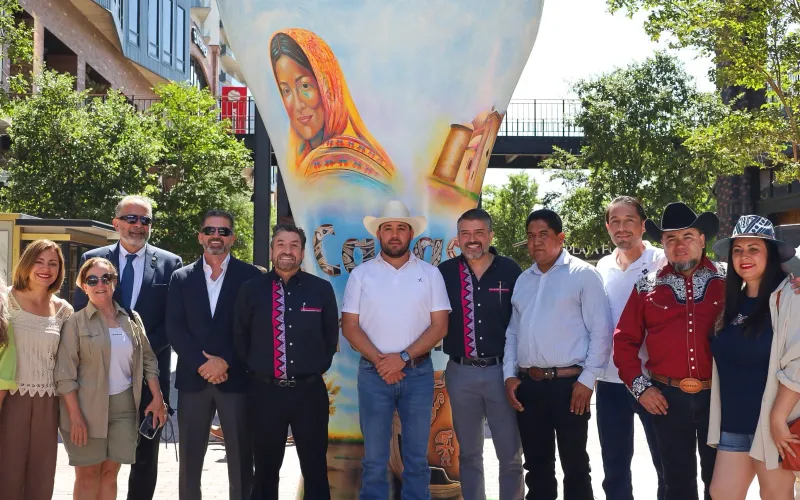 Develan en Chihuahua la esfera monumental "Hilos Mágicos de Chihuahua"
