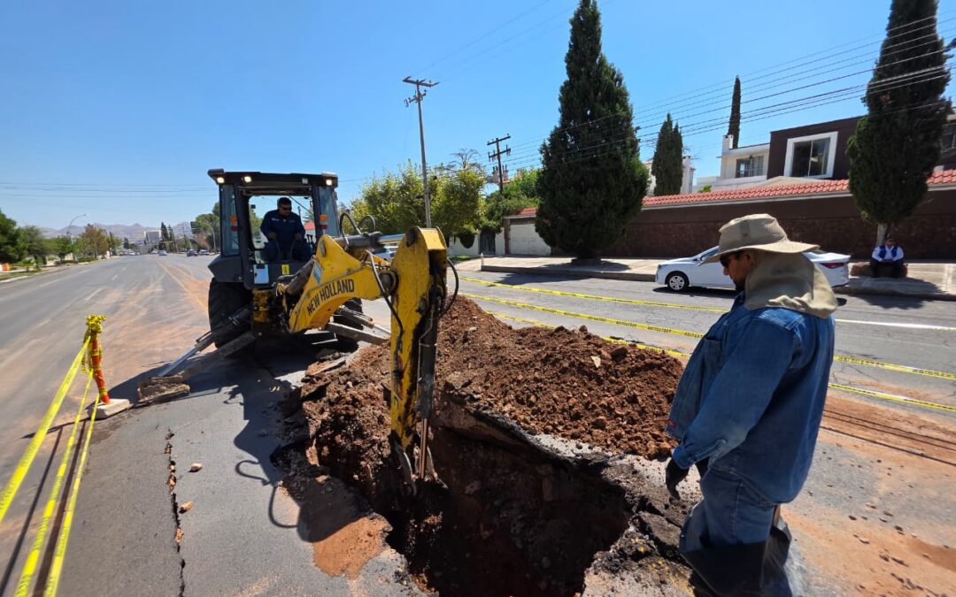 Repara JMAS Chihuahua línea principal de agua potable sobre la avenida Zarco