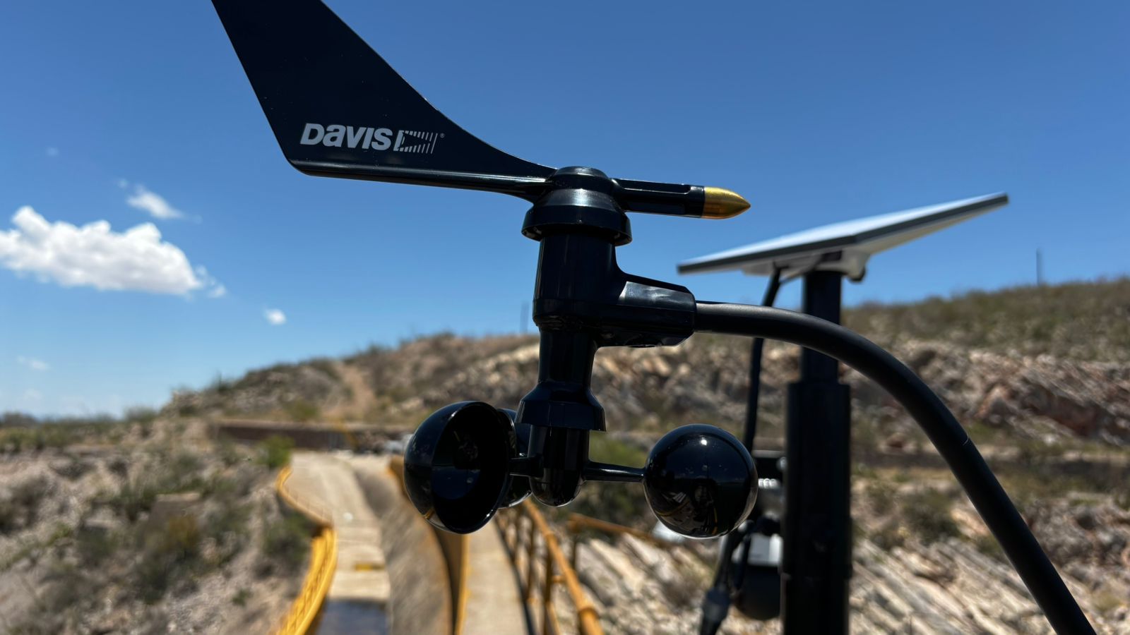 Fortalece SDR monitoreo climático con la entrega de 20 estaciones meteorológicas