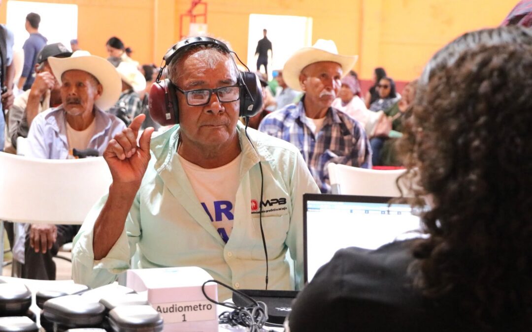 Entrega DIF Estatal auxiliares auditivos y lentes adaptados en la región serrana