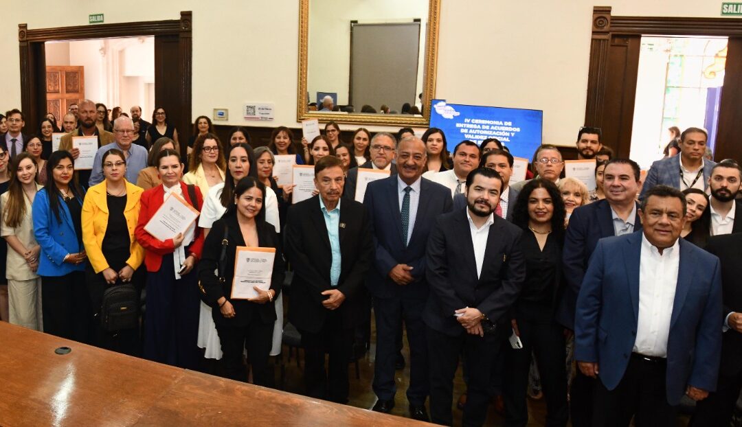 Entregan Acuerdos de Incorporación y RVOE a planteles particulares