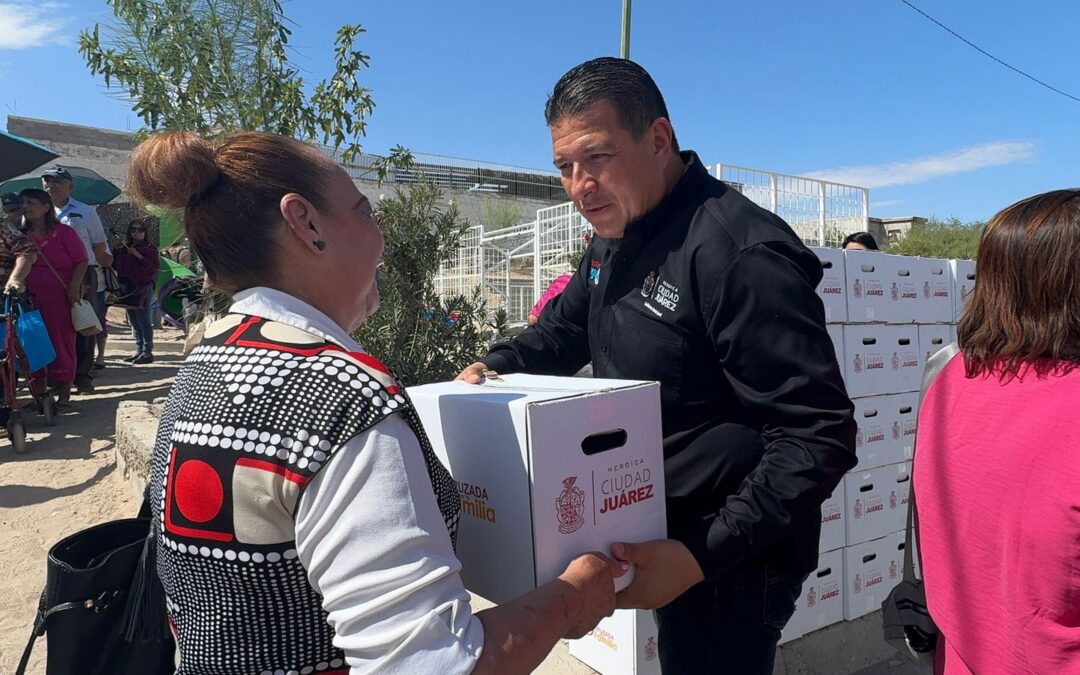 Desarrollo Social entrega 200 tinacos a familias del oriente de Juárez