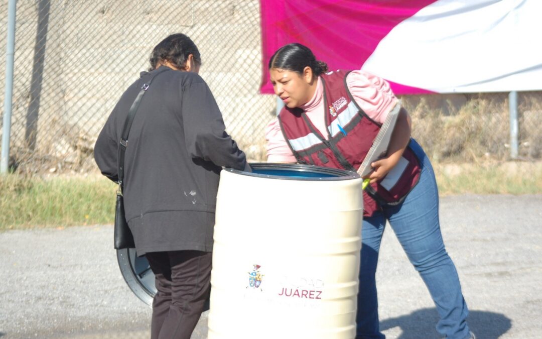 Entregan tinacos y despensas a familias de distintos sectores de Ciudad Juárez