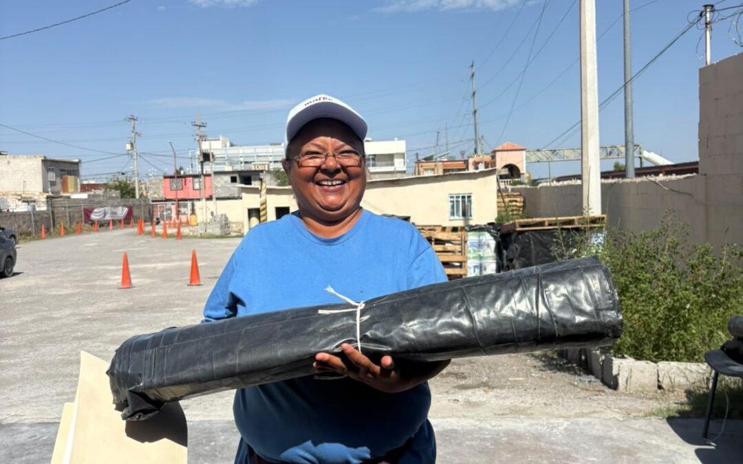 Entrega Desarrollo Social hule negro a familias