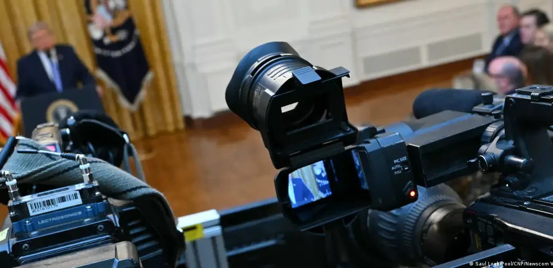 Principales cadenas de TV suspenden cobertura a Trump