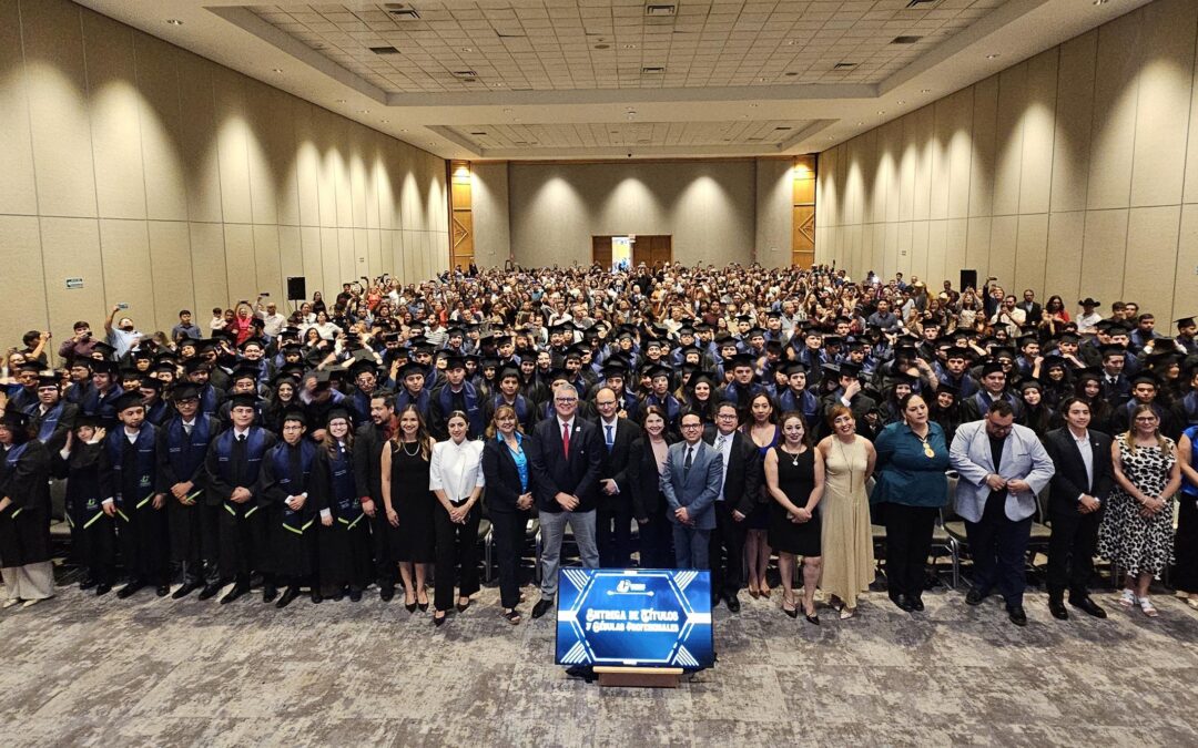 Entrega UPCH títulos y cédulas digitales en ceremonia de graduación