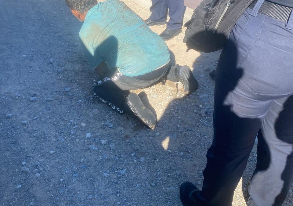 Rescatan agentes de Seguridad Pública a hombre que estaba en Río Bravo