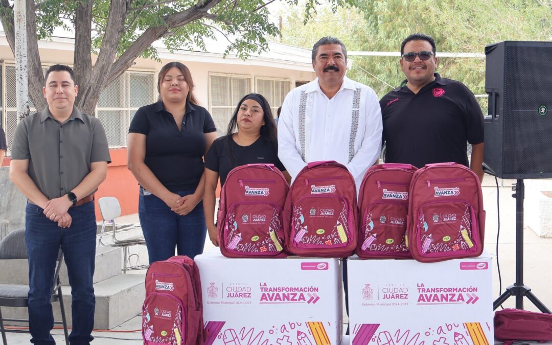 Entregan más de mil 500 mochilas a estudiantes juarenses