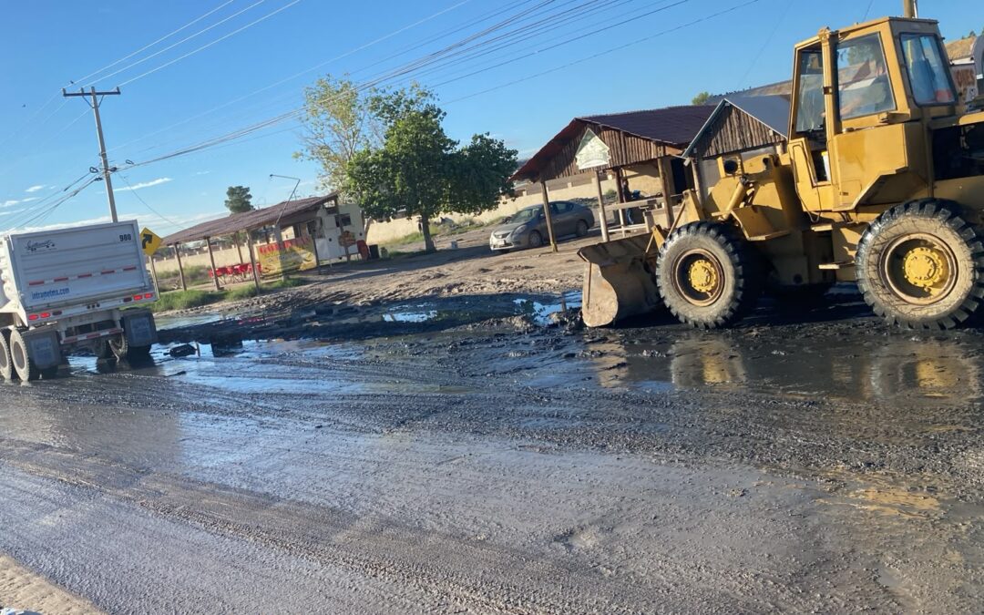 Avanza Municipio con retiro de tierra de arrastre en carretera Juárez–Porvenir