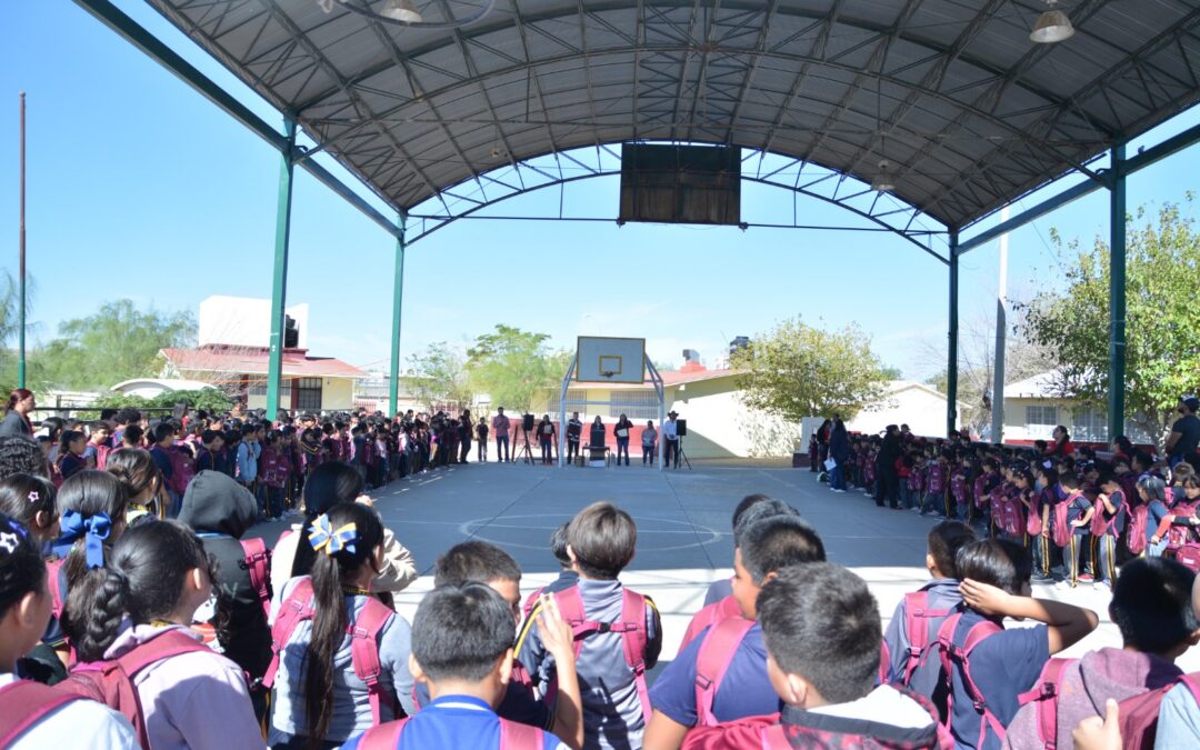 Dirección General de Centros Comunitarios entrega mochilas y loncheras a estudiantes juarenses