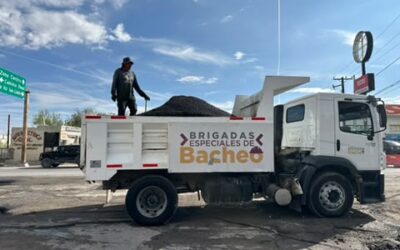 Continúa municipio con trabajos de bacheo en avenida De los Aztecas
