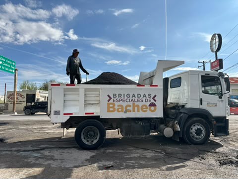 Continúa municipio con trabajos de bacheo en avenida De los Aztecas