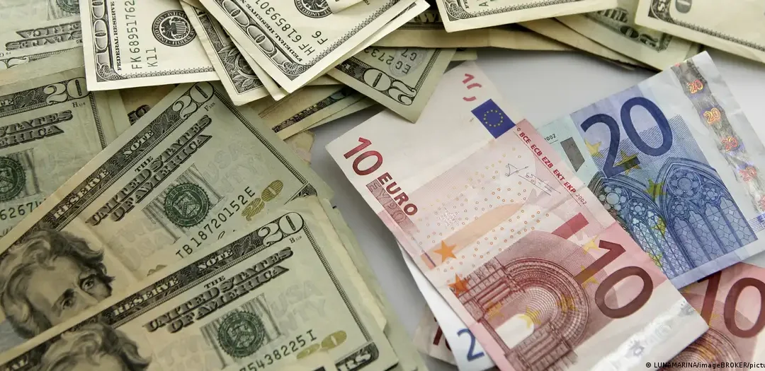 Euro cae frente al dólar: ¿se avecina una crisis financiera?