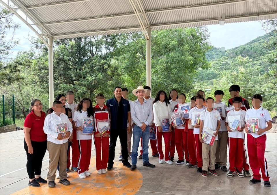 Entrega Ichijuv útiles escolares a estudiantes de la comunidad de Milpillas en Chínipas